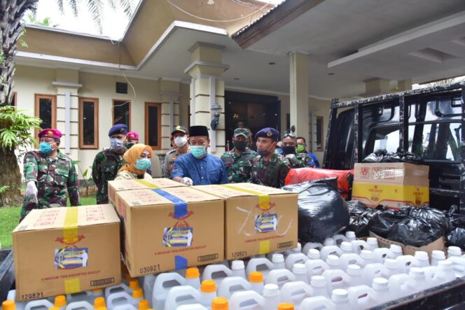 
					Naval Base Sumbang APD dan Handsanitizer