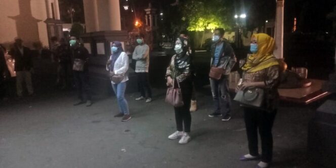 
					Dandim 0811 Tuban Bersama Pemkab Tuban Kawal TKI Yang Pulang Dari Malaysia