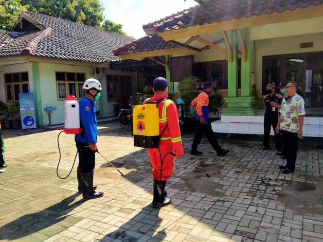 
					BPBD Tuban Lakukan Penyemprotan Disinfektan di Kantor Disparbudpora Tuban