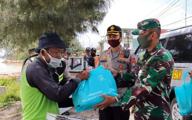 
					Polres Tuban dan Kodim 0811 Beri Bantuan Pada Abang Becak dan PKL