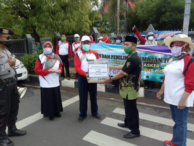
					Jalankan Instruksi Bupati Wajibkan Warga Pakai Masker , Dispendik Tuban Laksanakan Gerakan Sejuta Masker Cegah Covid-19