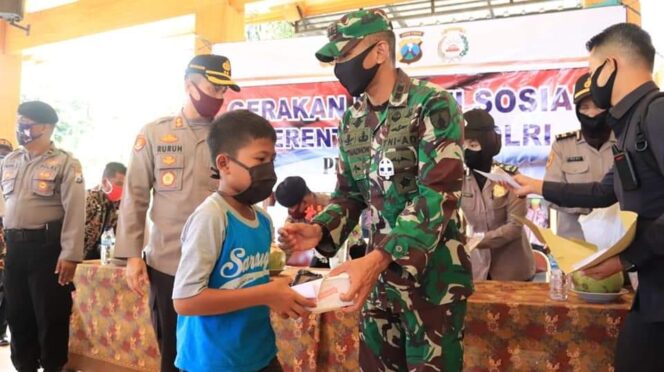 
					Komandan Kodim (Dandim) 0811 Tuban Santuni Anak Yatim Terdampak Covid-19