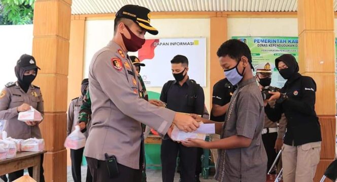 
					Polres Tuban Bagikan Ratusan Sembako Dalam Bakti Sosial.