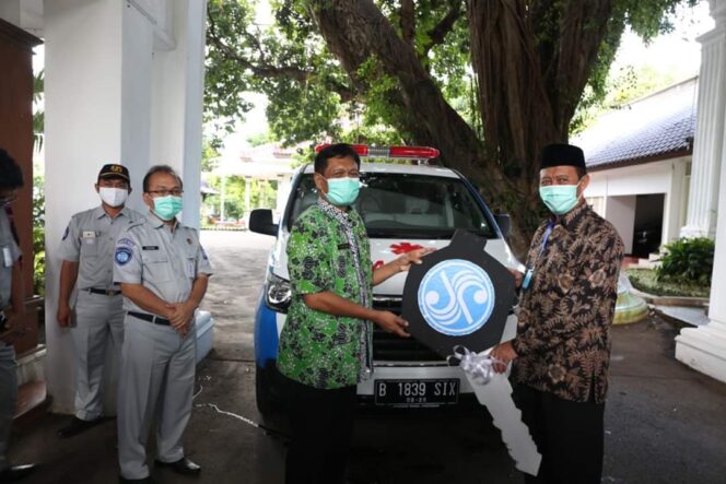 
					Direktur RSUD dr. R. Koesma Tuban , Terima Bantuan Ambulance Dari Jasa Raharja.