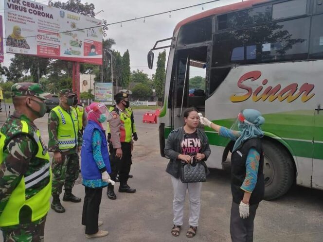 
					Di Perbatasan Tuban-Rembang Petugas Perketat Pintu Jalur Mudik , Pemudik Yang Nekat Harus Putar Balik.