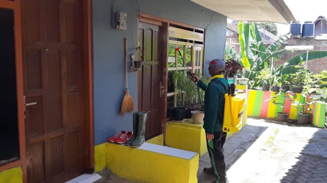 
					Di Semprot Maning Warga Desa Lemahbangdewo “Dusune Rijik” Dari Virus Covid -19