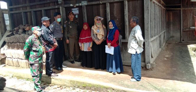 
					Pemasangan Stiker Dirumah Warga Penerima PKH oleh Pendamping Kecamatan Belalau