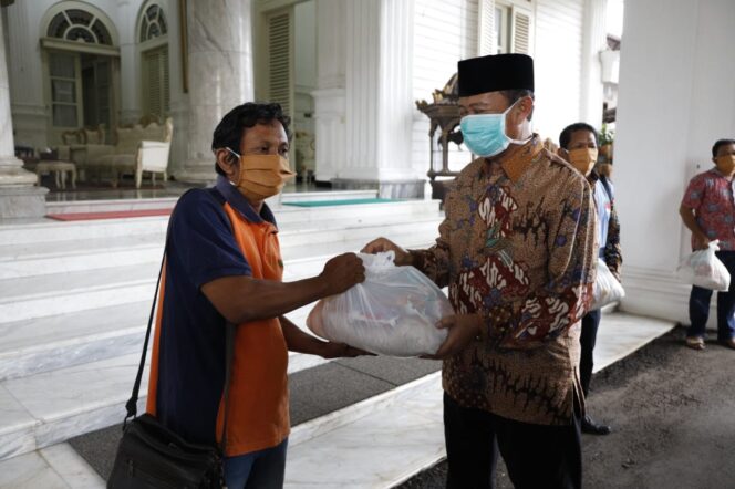 
					Operasi Pasar Khusus Untuk Pedagang Kecil dan Tukang Becak Yang Terdampak Covid.