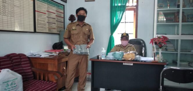 
					Pemerintah Desa Winong Madiun  Lakukan Penyemprotan Disinfektan Dan Pembagian Masker