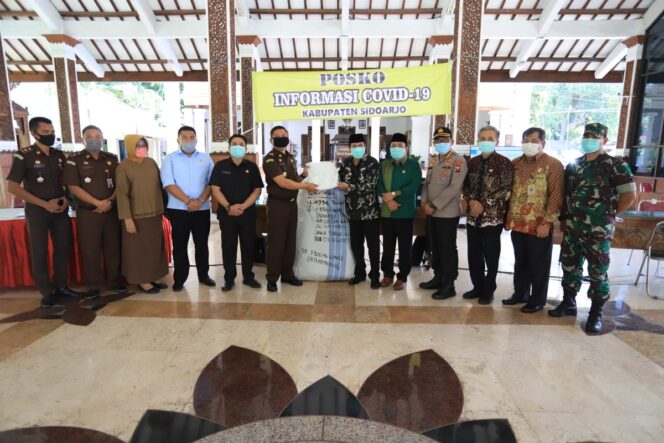 
					Kejari Sidoarjo Serahkan Bantuan APD Melalui Gugus Tugas Covid-19