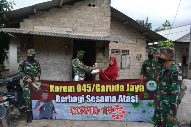 
					Korem 045/Gaya Bagikan Sembako dan Masker Pada Ratusan Warga