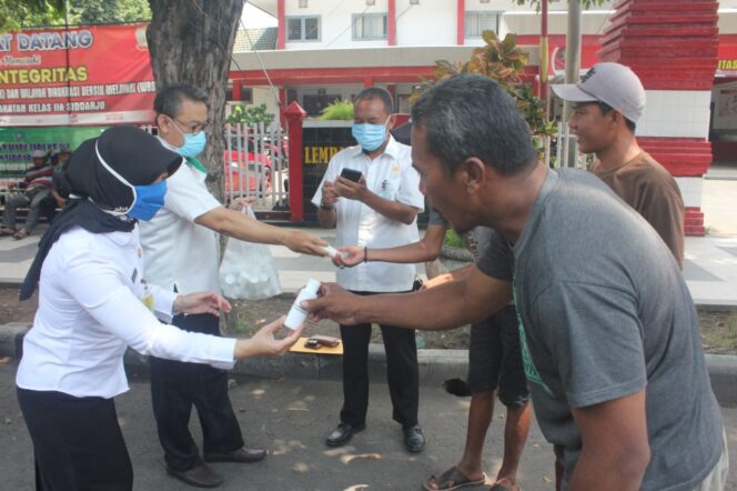 
					Forum Komunikasi CSR Sidoarjo Dan Gugus Tugas Penanganan Covid 19 Bagikan Hand Sanitizer