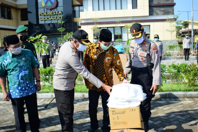 
					Polres Sidoarjo Bagikan 550 APD ke Seluruh Posko Relawan Guna Penanganan Covid-19