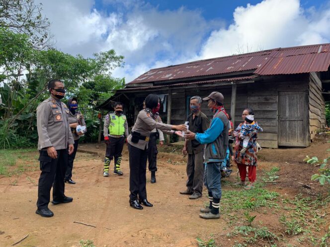 
					Kapolres Lampung Barat Bagikan Masker dan Sabun Cair Untuk Masyarakat Daerah Pegunungan