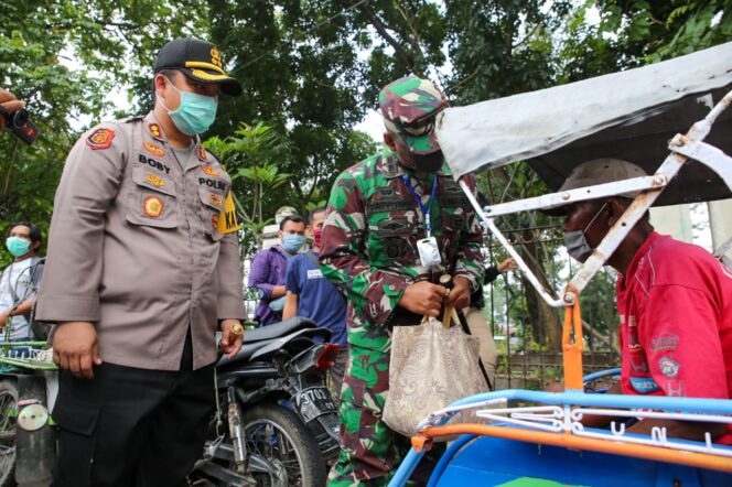 
					Dandim dan Kapolres Jombang Bagikan Sembako Kepada Abang Becak Terdampak Covid-19