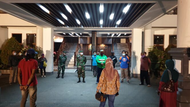 
					Kepulangan PMI dari Malaysia di Kawal Gugus Tugas. Dandim 0811 : Gugus Tugas di tingkat desa dan kecamatan akan mengawasi kondisi kesehatan PMI ini sampai 14 hari kedepan.