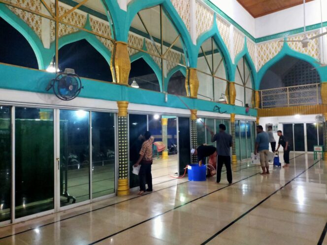 
					Menyambut Bulan Suci Ramadhan, Pemuda Blang Pauh Sa Bersih-Bersih Masjid