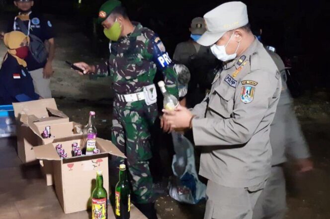 
					Puluhan Botol Miras Diamankan Petugas Gabungan.