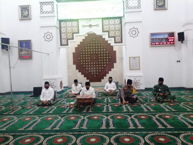 
					Khotmil Qur’an Kubro (khatam Alquran sebanyak 2020 kali) dan Nuzulul Qur’an Online Digelar Pemprov Jatim.