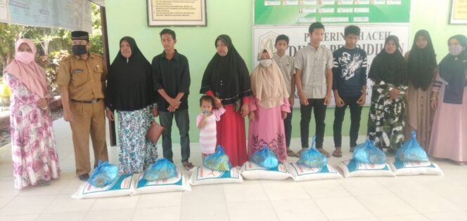 
					SMAN 1 Peudawa Aceh Timur Bantu Sembako Bagi Siswa/i Kurang Mampu