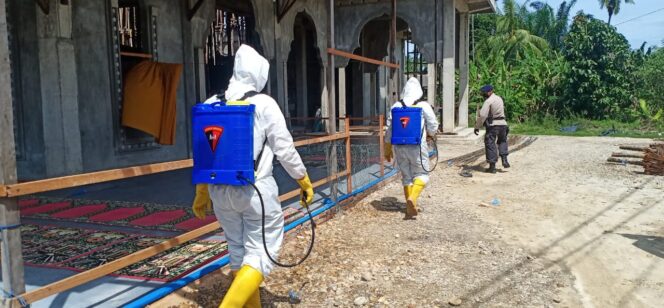 
					BAKTI BRIMOB ACEH UNTUK MASYARAKAT MELAKSANAKAN GIAT PENYEMPROTAN CAIRAN DISINFEKTAN