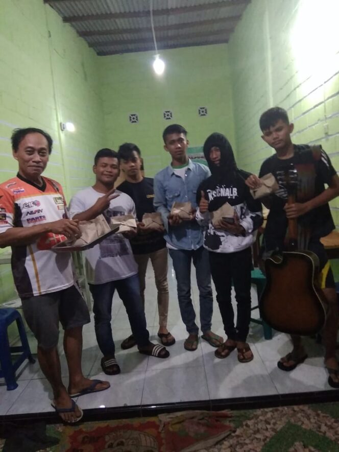 
					Kepala Biro RepublikNews Kediri Berbagi Bingkisan Makan Sahur