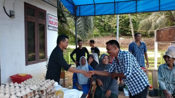 
					Amat Leumbeng Wakil Ketua Komisi C DPRK Aceh Timur Santuni Warga Kurang Mampu