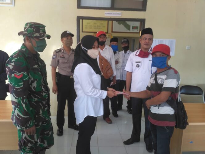 
					Babinsa 422-04/Balik Bukit Kawal Penyaluran BLT Dana Desa