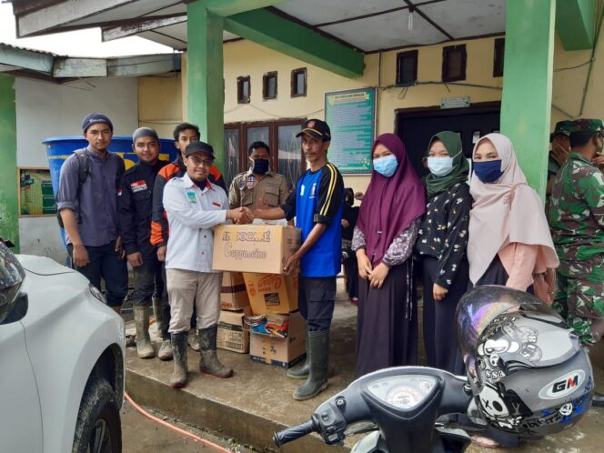 
					Team AKU Serahkan Bantuan Longsor & Banjir di Payatumpi