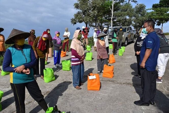 
					Peduli Wong Cilik,Bupati Pacitan Sambangi Pemulung dan Salurkan Sembako
