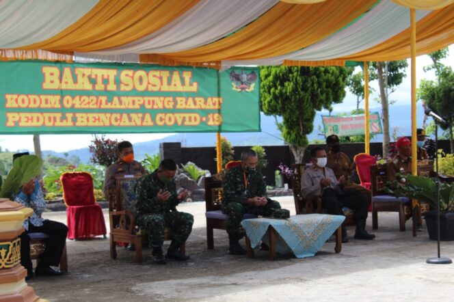 
					Dandim 0422/LB Mendampingi Danrem 043/Gatam Berbagi Sembako Untuk Para Lansia