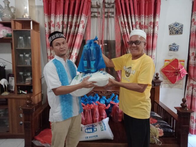 
					Anggota Dewan “H.Samsul Bahri Hasan Dari Partai Golkar Aceh Timur” Berbagi Sembako