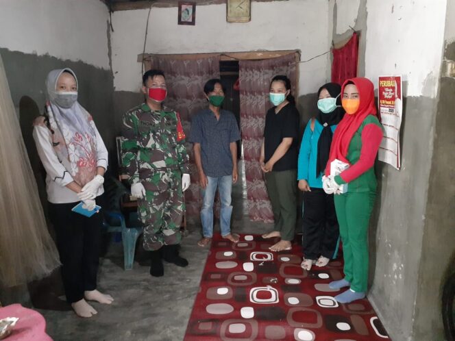 
					Babinsa Koramil 422-03/Pesisir Tengah Lakukan Pendampingan Screening Warga Pratin Lintik