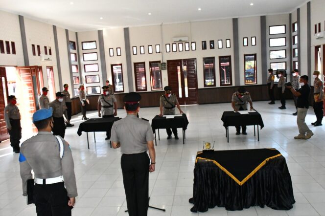 
					Kapolres Aceh Timur Pimpin Sertijab Kasatpol Airud dan Kapolsek Peureulak