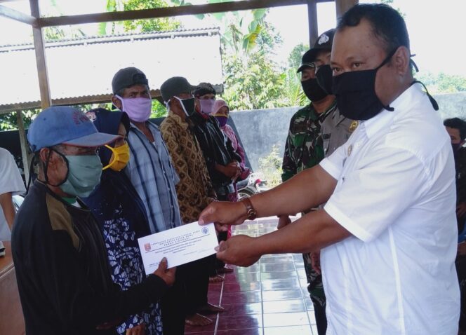 
					Juheri Iswanto, Peratin Pagardewa Serahkan Langsung BLTDD Pada Warganya