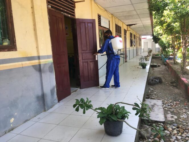 
					MAN 1 Peudawa Lakukan Penyemprotan Desinfektan Saat Siswa Diliburkan