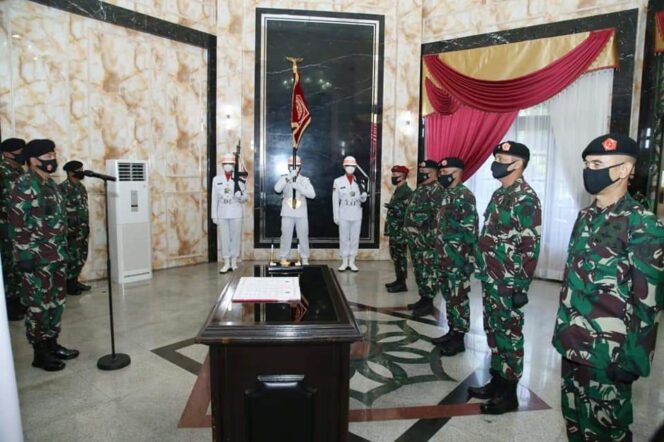 
					Penyerahan Jabatan Dankoopssus serta Sertijab Kapuskes dan Kasetum Langsung Dipimpin Panglima TNI.