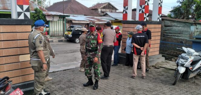 
					Babinsa 422-04/Balik Bukit TNI-Polri Dan Pemkab Lampung Barat Sosialisasikan NEW NORMAL