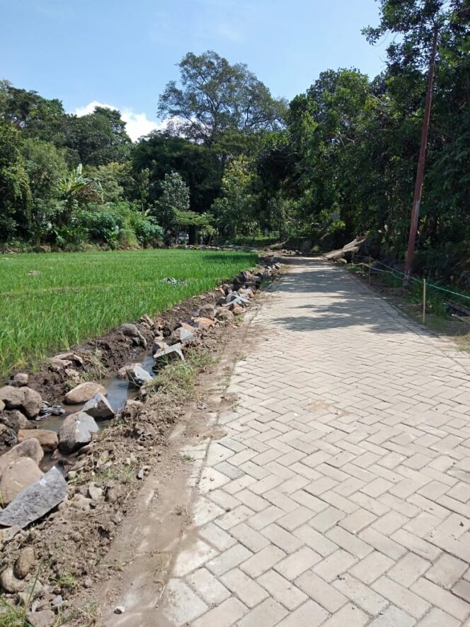 
					Tingkatkan Infrastruktur Desa Kendal Bangun Pavingisasi