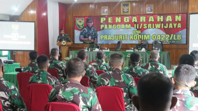 
					Kunker Pangdam II/Sriwijaya Disambut Komandan Kodim 0422/LB