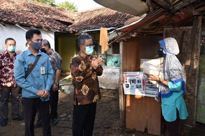 
					Bupati Pacitan Kunjungi Warga Miskin