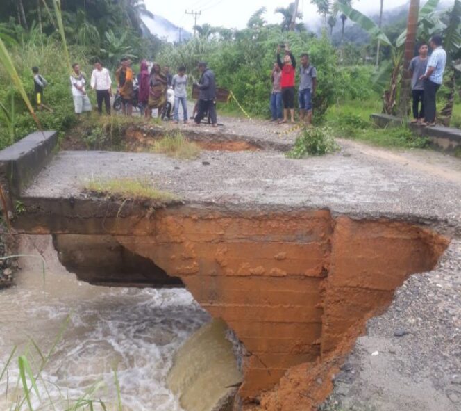 
					Longsor Akibatkan Jalan Utama Penghubung di Lokop Aceh Timur Putus Total