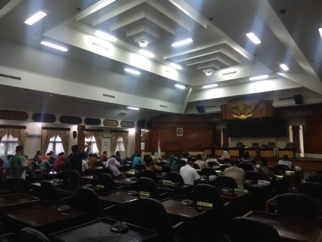 
					Insiden Antara Korda Bantuan Sosial Pangan Tuban Dengan Beberapa PKH Tuban Usai Hearing Kualitas Bantuan Pangan Non Tunai (BPNT) di DPRD Tuban.