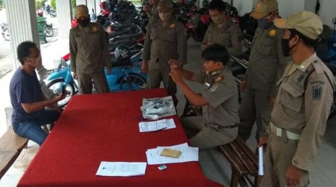 
					Pakailah Masker Bila Masuk Tuban , Jika Tak Ingin Disita Barang Bawaannya.