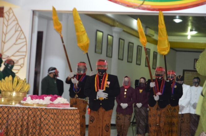 
					Hadiri Acara Jamasan Pusaka Kabupaten Ngawi, Danyonarmed 12/Divif 2 Kostrad Kagumi Budaya Jawa