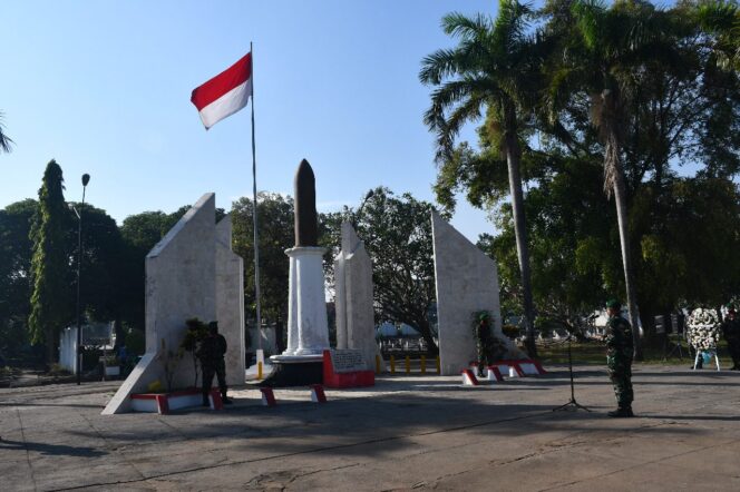 
					Ziarah di Makam Pahlawan, Warnai HUT Korem 082/CPYJ ke-72