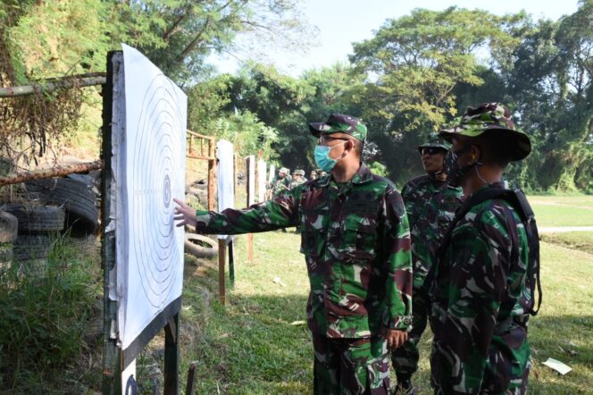 
					Kolonel Inf Ryan Hanandi Pantau Keahlian Menembak Prajurit Korem
