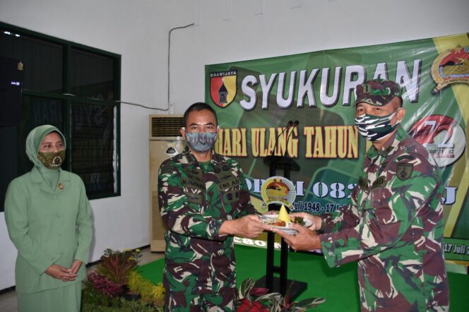 
					Sederhana, Potong Tumpeng Peringati HUT Korem 082/CPYJ