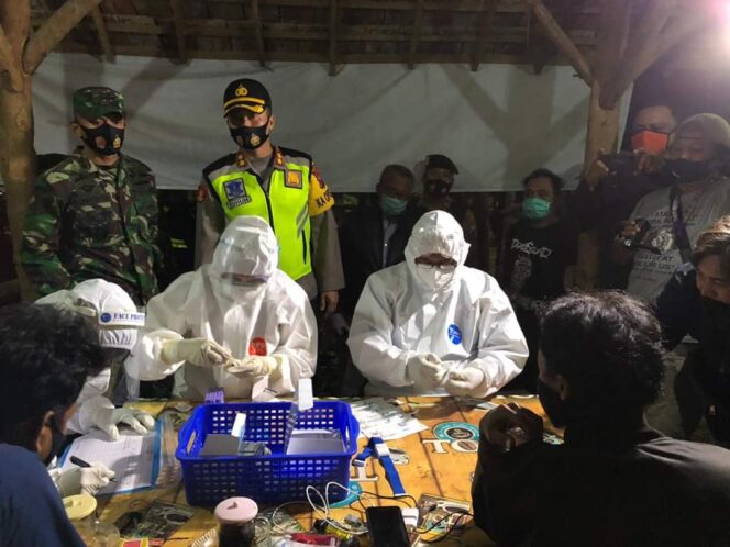 
					Dandim 0811 dan Kapolres Tuban Pimpin Operasi Penggunaan Masker.