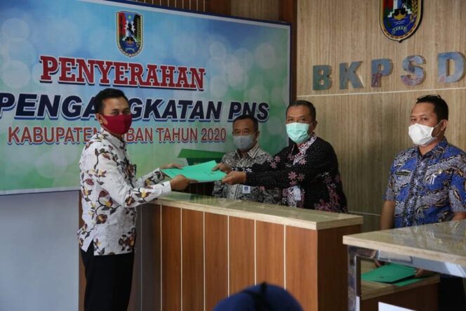 
					Terima SK Pengangkatan , Sebanyak 293 CPNS Kabupaten Tuban Panjatkan Syukur.